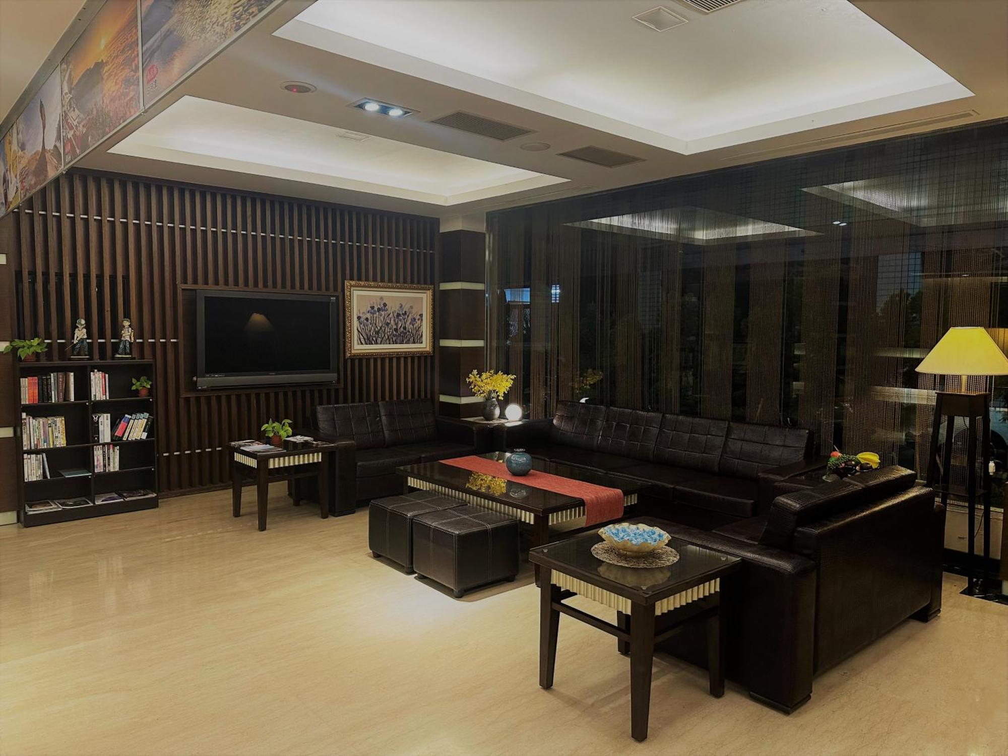 Young Soarlan Hotel - Tainan Exteriör bild