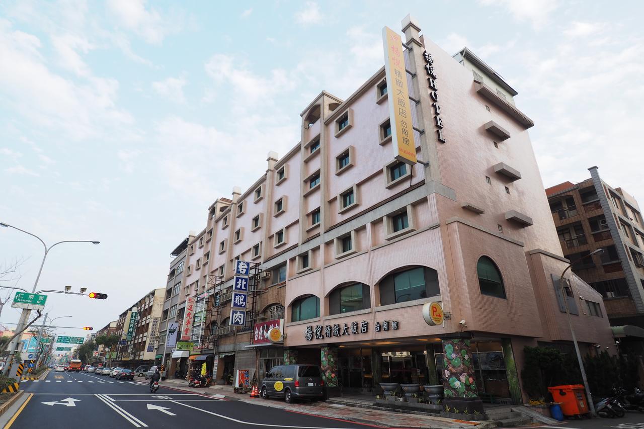 Young Soarlan Hotel - Tainan Exteriör bild
