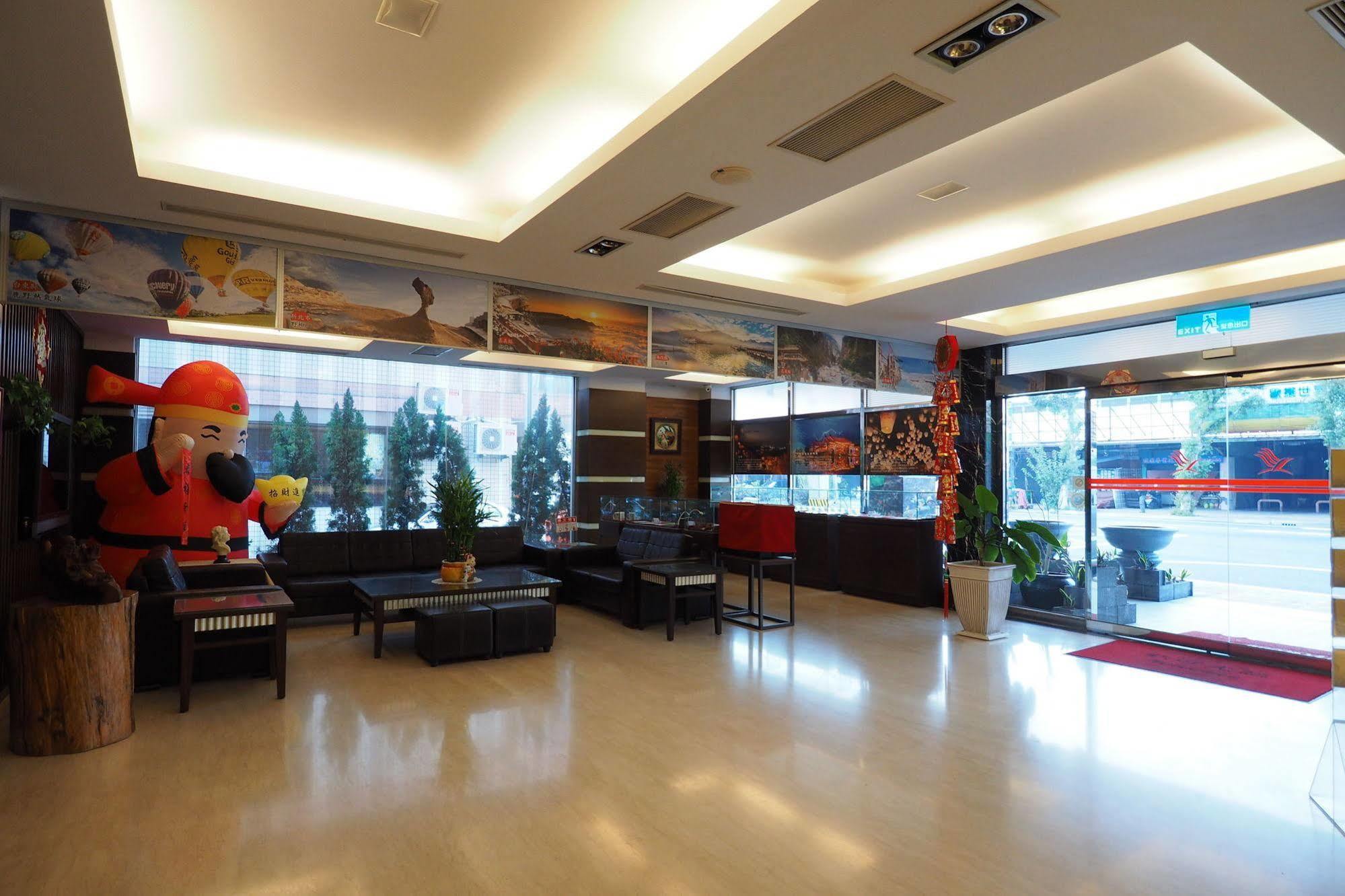 Young Soarlan Hotel - Tainan Exteriör bild