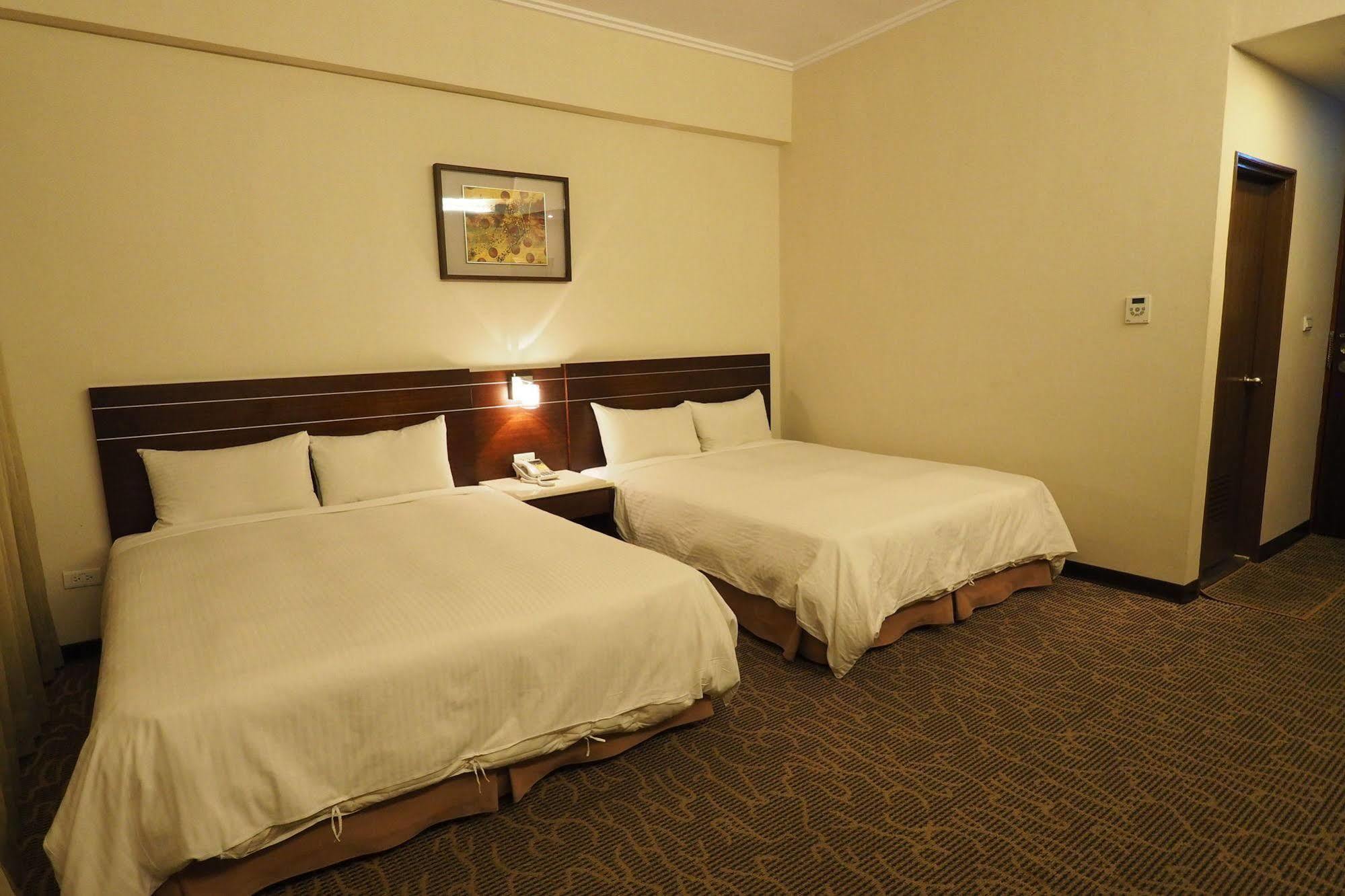 Young Soarlan Hotel - Tainan Exteriör bild
